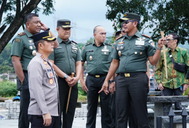 Kapolresta Bandung Mendampingi Danpussenif, Letjen TNI Iwan Setiwan,  Tinjau Lokasi Patung Jenderal Sudirman di Soreang