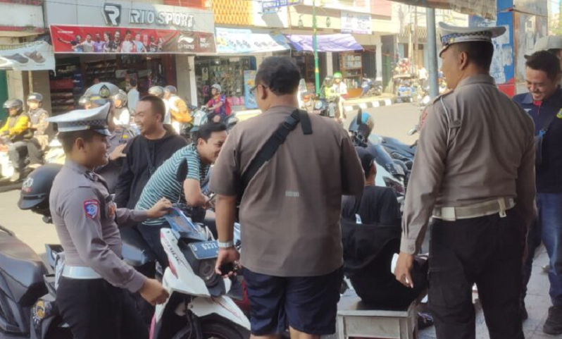 Satlantas Larang Pengemudi Kendaraan Bermotor Merokok Saat Berkendara