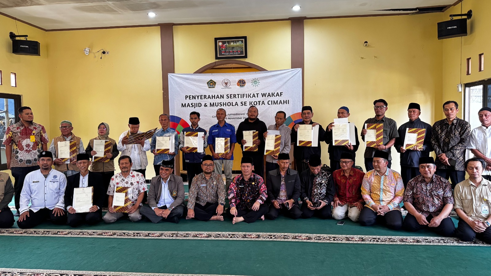 Kantah Kota Cimahi Serahkan Sertipikat Wakaf Bagi Masjid dan Mushola