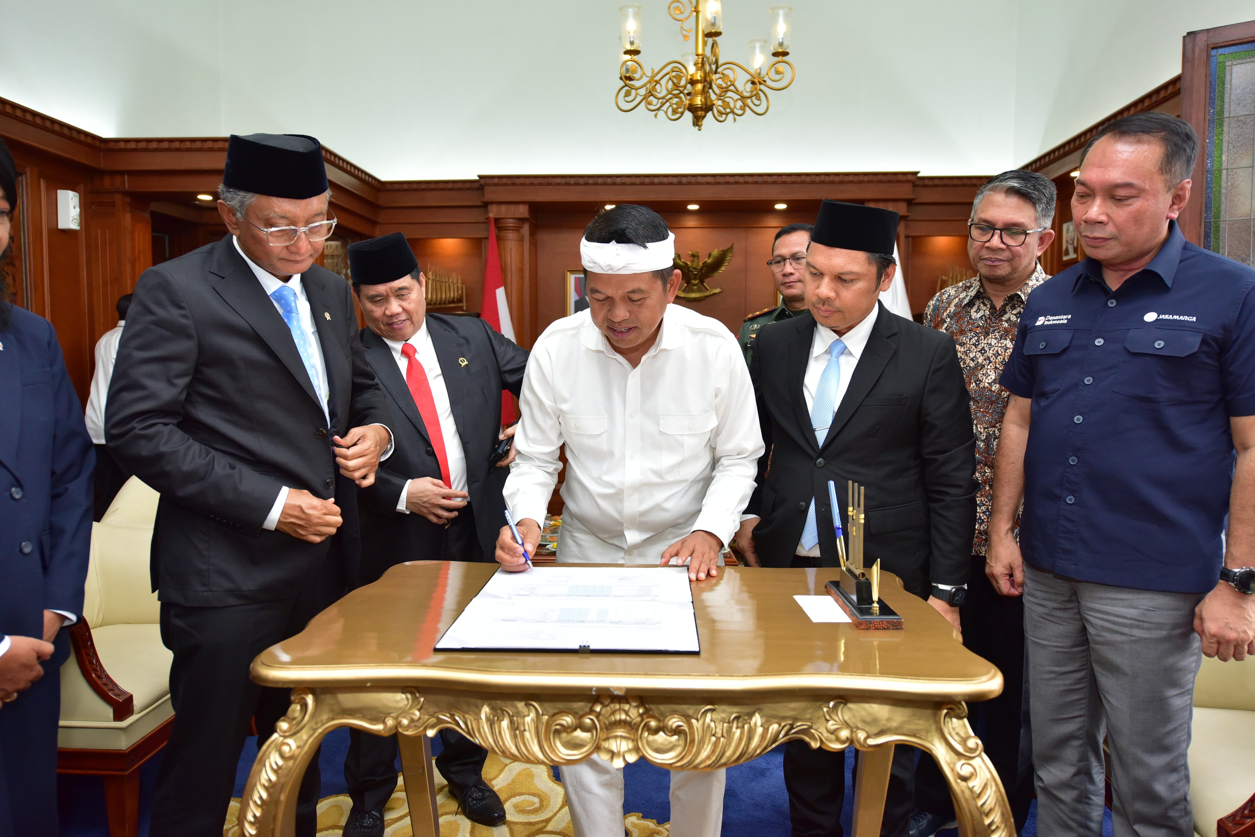Pemdaprov Jabar ubah Alih Fungsi Kebun Sayur di Lereng Curam Menjadi Teh