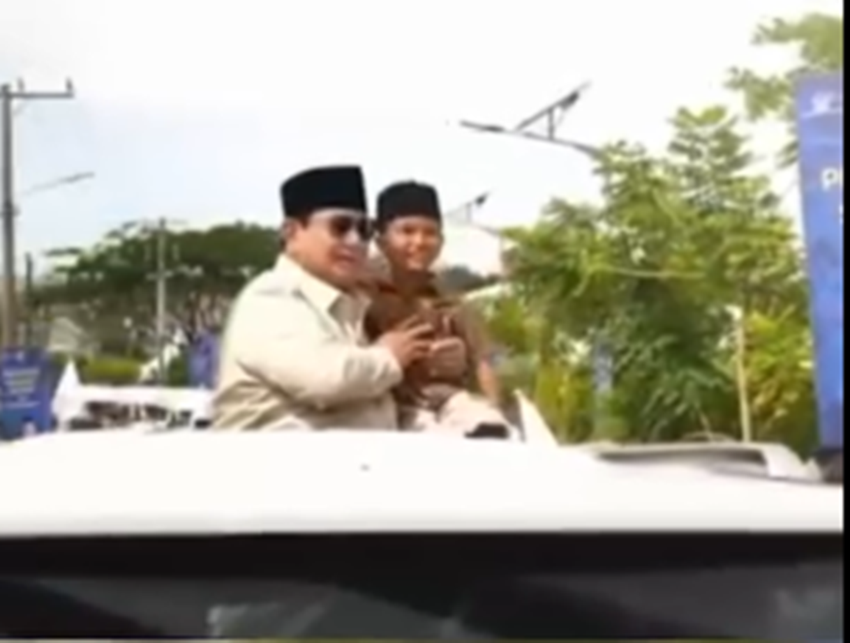 Bocah Peci Hitam Bahagia Bisa Berpose di Atas Maung bersama Presiden Prabowo