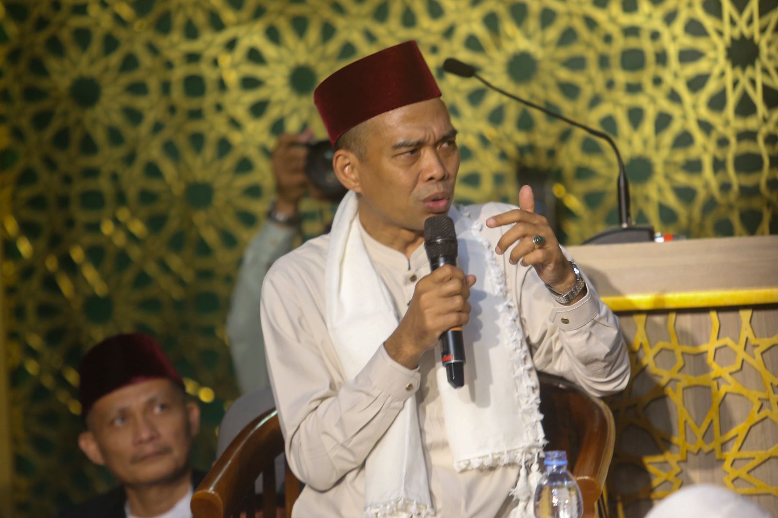 UAS Ajak Masyarakat Makmurkan Lagi Masjid Raya Bandung