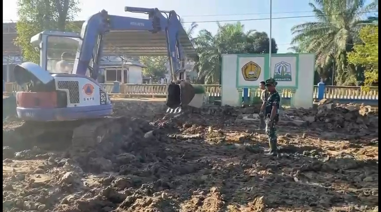 Warga dan Personel TNI Gotong Royong Bersihkan Wilayah Terdampak Banjir