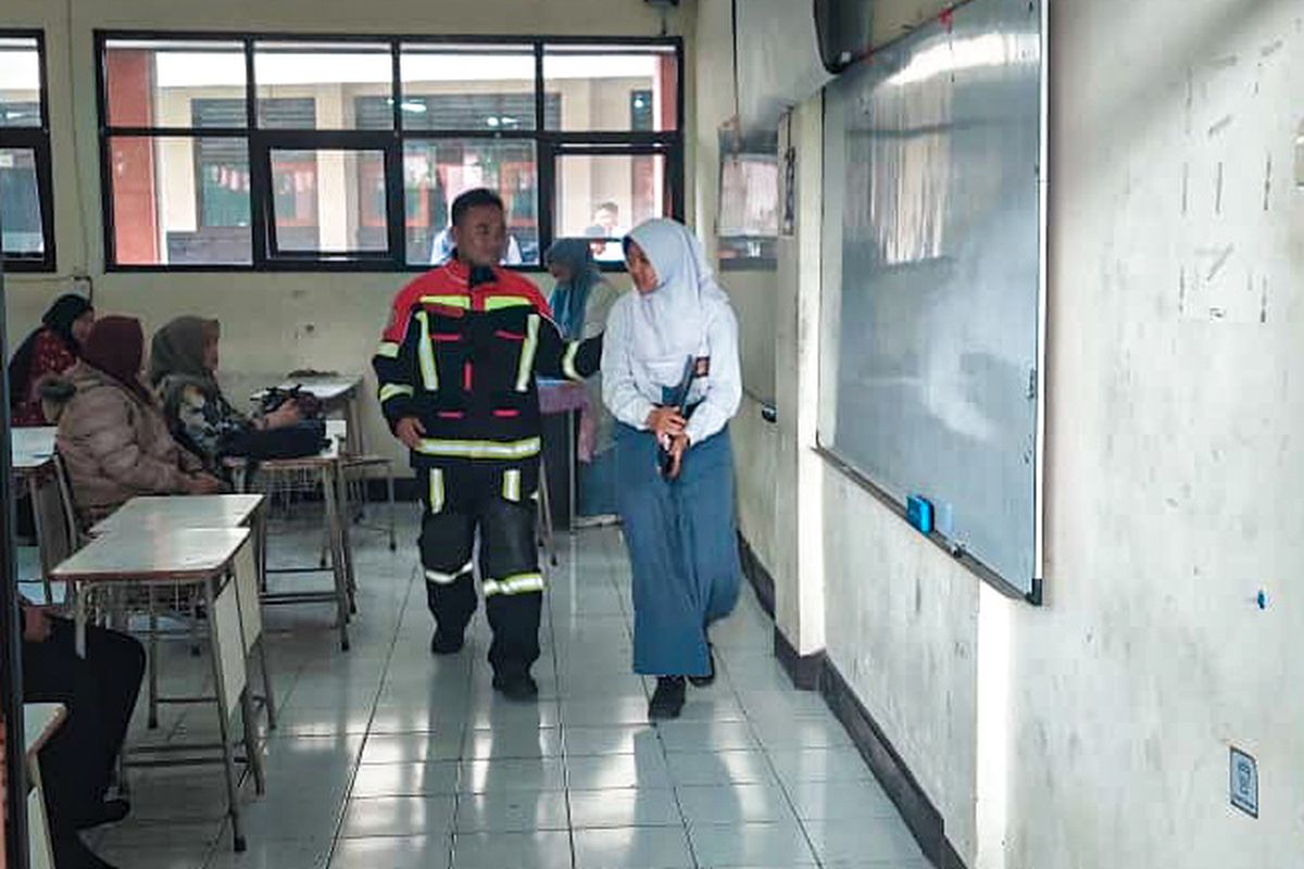 Jari Seorang Siswi SMP Terjepit Meja Kelas, Damkar Cimahi Turun Tangan