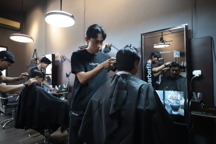 Barberfits Bandung: Tentukan Gaya Rambut Lebih Presisi
