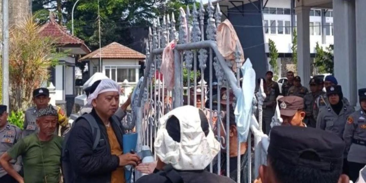 Warga Kuningan Protes Perilaku Amoral Pejabat Lewat Demo "Seribu Cangcut"